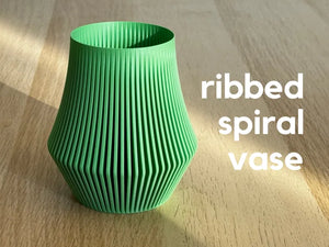 Vase spiralé côtelé – Design moderne pour des compositions florales élégantes